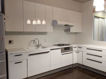 ホワイトで統一したスタイリッシュなキッチン